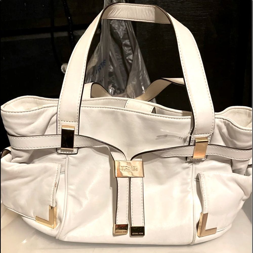 Luxury Michael Kors MK white leather satchel/bag/pocketbook/ tote w/gold tone